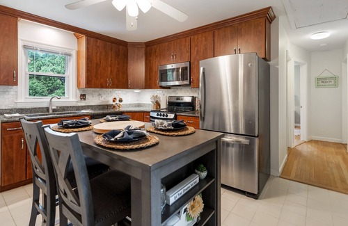 Middletown House | Beautiful Newport Home - The Cottage At Restmere, South