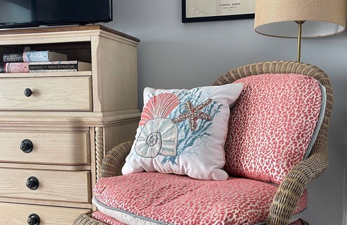 Saint Helena Island Cottage | Beautiful Ocean Front 1 bedroom 1 bath upstairs~ full size pullout down