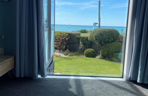 Kakanui House | Beautiful ocean view from this lovely holiday home