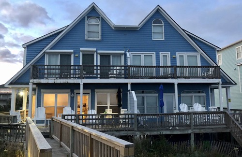 Emerald Isle House | BEAUTIFUL OCEANFRONT with gorgeous views! 2 king beds, 3 queen beds and 4 twins.