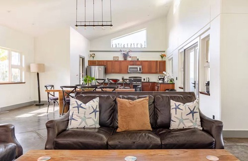 Pepeekeo House | Beautiful Oceanfront Estate with heated saltwater pool, Hamakua Coast Acreage.