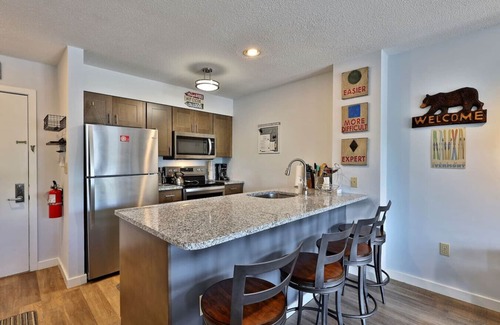 Ludlow Condo | Beautiful Okemo Mountain Lodge Condo at Clocktower Base - Ski In/Ski Out