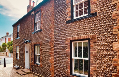 Eastbourne Cottage | Beautiful old Cottage near the sea now booking for Winter