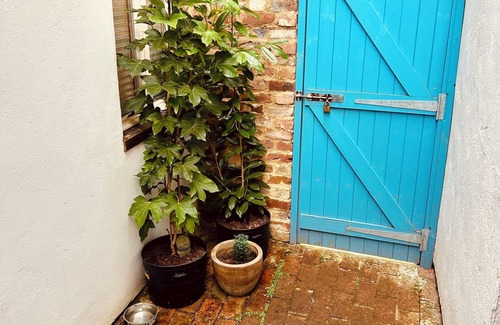 Eastbourne Cottage | Beautiful old Cottage near the sea now booking for Winter