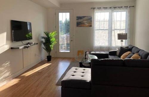 Bowmanville House | Beautiful Open concept 3 bedroom townhouse