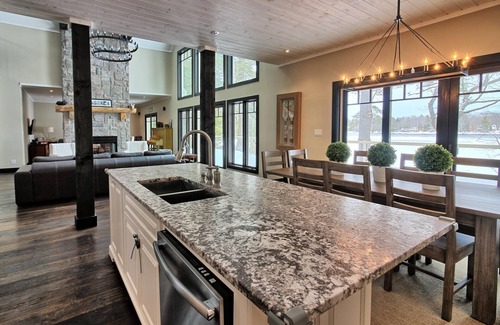 Bala Cottage | Beautiful open-concept cottage on Moon River! 10 Minute walk to Bala!