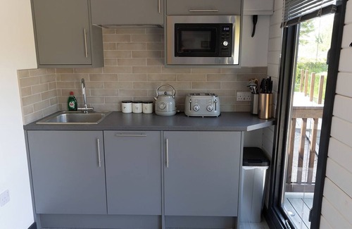 Gumley Apartment | Beautiful open plan Lakeside Lodge in Shearsby