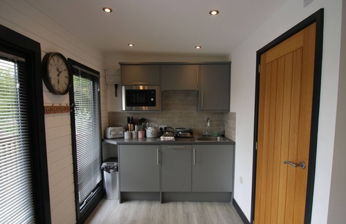 Gumley Apartment | Beautiful open plan Lakeside Lodge in Shearsby