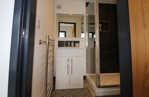 Gumley Apartment | Beautiful open plan Lakeside Lodge in Shearsby