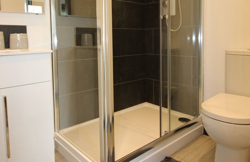 Gumley Apartment | Beautiful open plan Lakeside Lodge in Shearsby