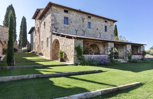 Sarteano Villa | Beautiful private villa with private pool, WIFI, hot tub, A/C, TV and patio, close to Montepulci.