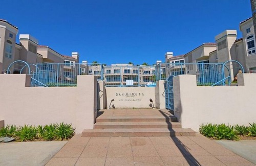 Townsite Condo | Beautiful Panoramic Ocean + Pier Views. Steps From The Beach