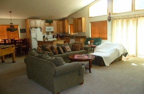 Upper Moonridge Cabin | Beautiful & Peaceful Home: Winter, Summer, Fall & Spring. .5 from Bear Mountain