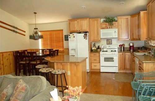 Upper Moonridge Cabin | Beautiful & Peaceful Home: Winter, Summer, Fall & Spring. .5 from Bear Mountain