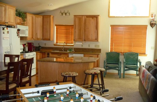 Upper Moonridge Cabin | Beautiful & Peaceful Home: Winter, Summer, Fall & Spring. .5 from Bear Mountain