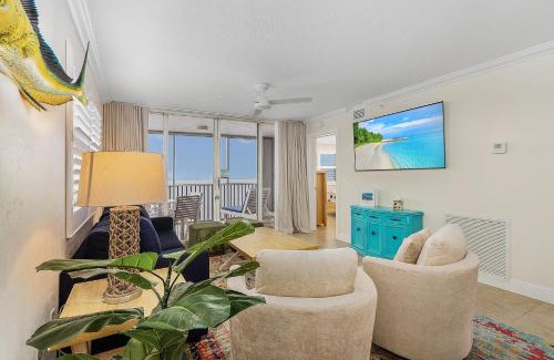 Fort Myers Beach Apartment | Beautiful Penthouse Condo - Corner Unit! condo