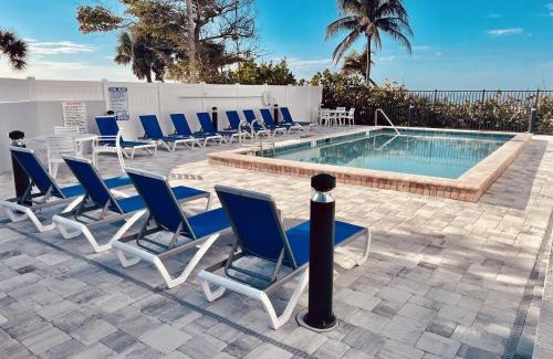 Fort Myers Beach Apartment | Beautiful Penthouse Condo - Corner Unit! condo