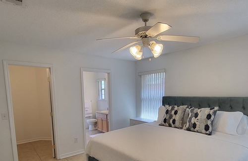 Gulf Breeze House | Beautiful Pet Friendly 4 bedroom, 2 Ba Home, 10 min to Beautiful Pensacola Beach