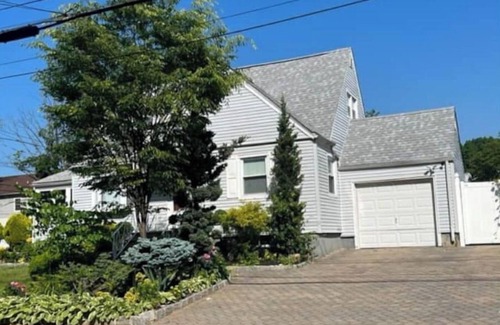 Teaneck House | Beautiful place minutes away to New York City .