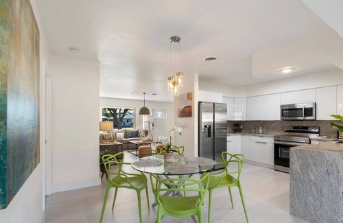 Central Corals House | BEAUTIFUL POOL HOUSE