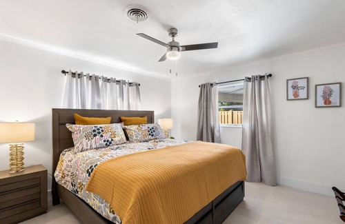 Central Corals House | BEAUTIFUL POOL HOUSE