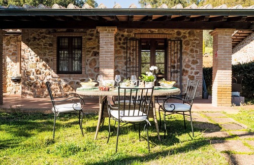 La Pesta House | Beautiful private villa for 4 people with WIFI, private pool, A/C, TV, patio and pets allowed
