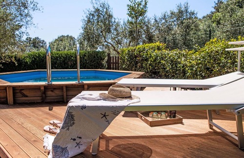 La Pesta House | Beautiful private villa for 4 people with WIFI, private pool, A/C, TV, patio and pets allowed