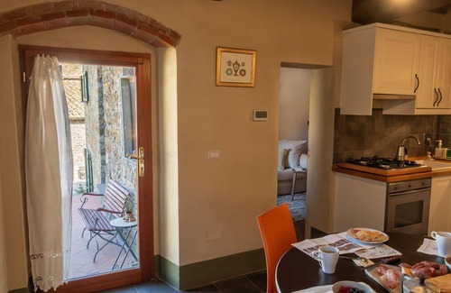 Pergine Valdarno House | Beautiful private villa for 4 guests with WIFI, A/C, patio and pets allowed, close to Arezzo