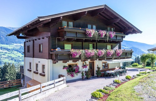 Niedernsill Villa | Beautiful private villa for 24 people with WIFI, TV, terrace and pets allowed