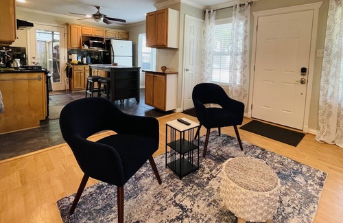 Garden Oaks House | Beautiful private cottage in Greater Heights/Oak Forest 1-bed/1bath