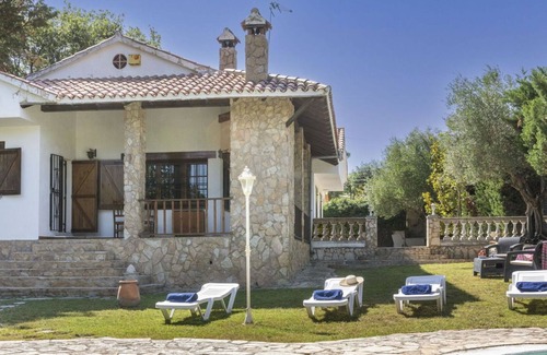 Can Carbonell House | Beautiful private villa for 6 people with WIFI, private pool, A/C, TV, pets allowed and parking