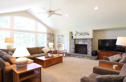 Campton House | Beautiful Private Home on Owl's Nest Golf Course with views! (RR28O)