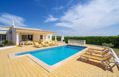 Mem Moniz House | Beautiful private villa for 6 guests with A/C, WIFI, private pool, TV and terrace