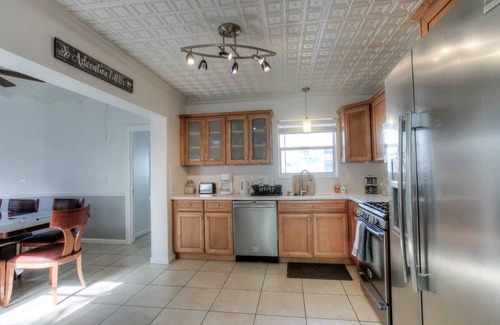Parkside House | BEAUTIFUL PRIVATE RESORT .7 BEDROOMS 5 BATHS .POOL HOME. FULLY PRIVATE.