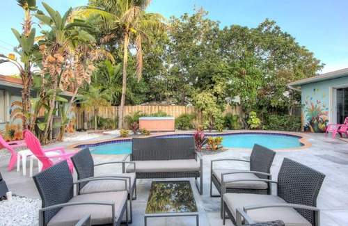 Parkside House | BEAUTIFUL PRIVATE RESORT .7 BEDROOMS 5 BATHS .POOL HOME. FULLY PRIVATE.