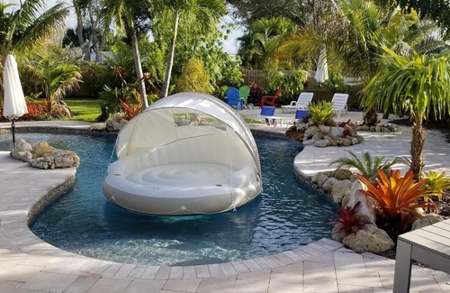 Jensen Beach House | ⭐ Beautiful Private Backyard Resort Heated Pool/Spa Downtown & Beaches