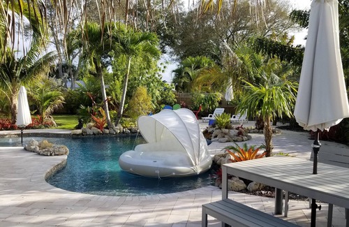 Jensen Beach House | ⭐ Beautiful Private Backyard Resort Heated Pool/Spa Downtown & Beaches