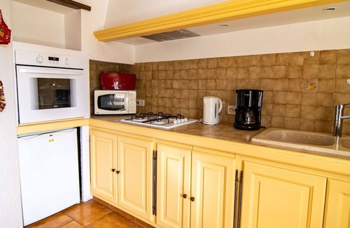 Tourrettes House | Beautiful private villa for 4 guests with A/C, TV, patio and pets allowed