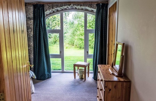 Glen Urquhart House | Beautiful private villa for 10 guests with WIFI, TV, terrace and pets allowed