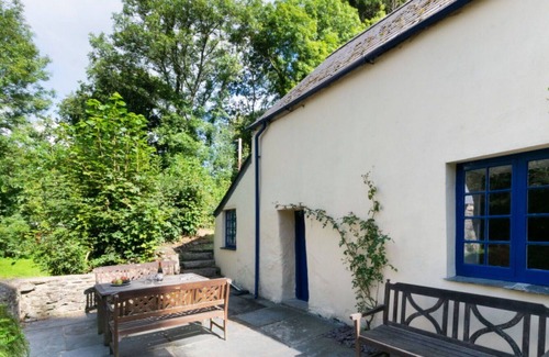 Lostwithiel House | Beautiful private villa for 5 people with WIFI, TV, patio and parking