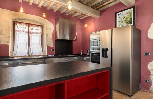 Poggibonsi Villa | Beautiful private villa with hot tub, private pool, A/C, WIFI, TV, patio, close to San Gimignano