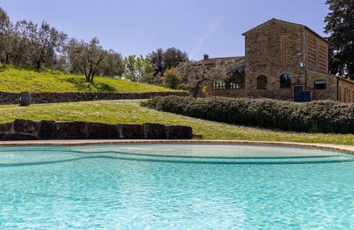Poggibonsi Villa | Beautiful private villa with hot tub, private pool, A/C, WIFI, TV, patio, close to San Gimignano
