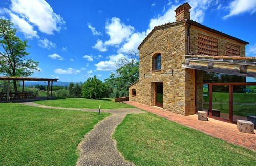 Poggibonsi Villa | Beautiful private villa with hot tub, private pool, A/C, WIFI, TV, patio, close to San Gimignano