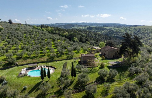 Poggibonsi Villa | Beautiful private villa with hot tub, private pool, A/C, WIFI, TV, patio, close to San Gimignano