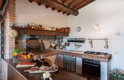 Santarello Villa | Beautiful private villa with hot tub, WIFI, private pool, TV, pets allowed, close to Montepulciano