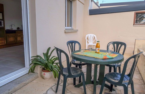 Matignon House | Beautiful private villa for 4 guests with TV, terrace and pets allowed