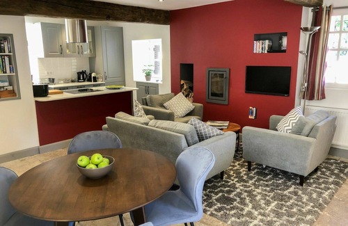 Viviers House | Beautiful private villa for 4 guests with WIFI, TV, terrace and pets allowed