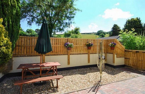North Buckland Villa | Beautiful private villa for 4 people with WIFI, TV, patio, pets allowed and parking