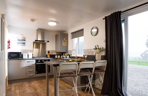 Helford Passage House | Beautiful private villa for 4 people with WIFI, TV, pets allowed and panoramic view
