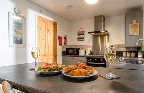 Helford Passage House | Beautiful private villa for 4 people with WIFI, TV, pets allowed and panoramic view